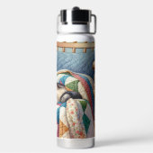 Bouteille D'eau Chat gris doux dormant sur une courtepointe (Arrière)