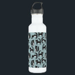 Bouteille D'eau Chats Tuxedo noirs et blancs<br><div class="desc">Chats tuxedo noirs et blancs mignons qui vaquent à leurs affaires. Un motif amusant sur un arrière - plan bleu moyen.</div>