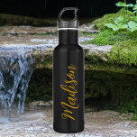 Bouteille D'eau Chic Gold Girls Nom Script manuscrit Personnalisé<br><div class="desc">Une bouteille d'eau inoxydable chic et personnalisée en or monogramme pour une fille qui aime les cadeaux simples et manuscrits. Beau script cursif sur le flanc de votre bouteille qui épelle votre nom.</div>