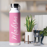 Bouteille D'eau Chic Rose Girls Nom White Script Personnalisé<br><div class="desc">Une bouteille d'eau chic et personnalisée en monogramme rose pour une fille qui aime les cadeaux simples et écrits à la main. Beau script cursif sur le flanc de votre bouteille qui épelle votre nom.</div>