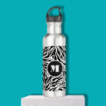 Bouteille D'eau Chic Zebra Imprimer Monogramme<br><div class="desc">Une bouteille d'eau élégante présente un motif de rayures zébrées accentué par votre chic monogramme initial. Créez-vous pour vous-même ou offrez-en un cadeau. CORRESPONDRE des articles dans notre magasin.</div>