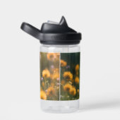 Bouteille D'eau Chiot de Poméranie jeune en champ de fleurs (Arrière Complet)