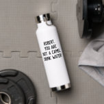Bouteille D'eau Citation Funny Minimaliste Boire de l'eau avec un<br><div class="desc">Texte personnalisable pour écrire votre propre citation drôle ou préférée ou garder la liste pour vous encourager ou votre aimé à boire plus d'eau "nom,  vous n'êtes pas un chameau. Buvez de l'eau !"</div>