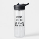 Bouteille D'eau Citation Funny Minimaliste Boire de l'eau avec un<br><div class="desc">Texte personnalisable pour écrire votre propre citation drôle ou préférée ou garder existante pour vous encourager ou votre aimé à boire plus d'eau "nom,  vous n'êtes pas un chameau. Buvez de l'eau !"</div>