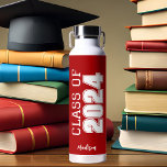 Bouteille D'eau Classe rouge de 2024 Graduation personnalisée<br><div class="desc">Cette bouteille d'eau classique rouge coutume senior dispose d'une classe de lecture de typographie blanche audacieuse de 2024 en lettres variées pour un lycée ou collégial cadeau de fin d'études. Customisez avec votre nom dans un élégant script cursif en dessous pour une grande faveur commémorative.</div>