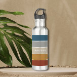 Bouteille D'eau Colorbloc de plage coloré moderne Nom personnalisé<br><div class="desc">Ce design coloré et moderne présente un motif couleur bleu et marron avec votre nom personnalisé #bouteilles d'eau #drinkware #cadeaux personnalisés</div>