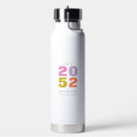 Bouteille D'eau Coloré Votre Nom Diplôme Personnalisé Cadeau<br><div class="desc">Célébrez l'événement spécial de votre bien-aimé avec cette bouteille d'eau personnalisée. Ce design présente une typographie élégante "Classe de 20YY (votre année de diplôme)" avec du texte personnalisé. Un cadeau personnalisé parfait pour la journée de remise des diplômes ! D'autres designs sont disponibles dans ma boutique BaraBomDesign.</div>