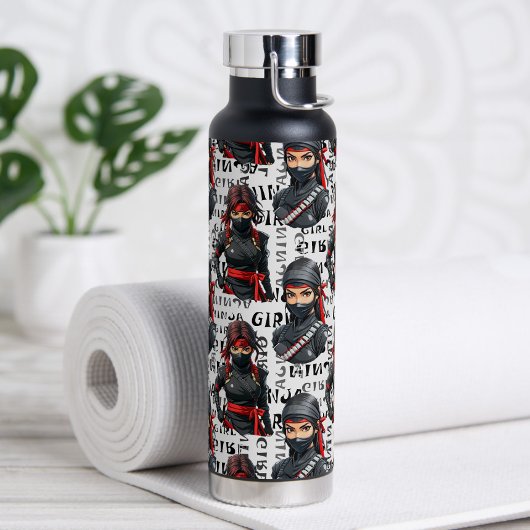 Bouteille D'eau Conception de motif de texte avec des filles ninja
