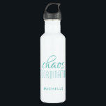 Bouteille D'eau Coordinateur Chaos Typographie Turquoise Nom perso<br><div class="desc">Coordinateur Chaos Typographie Turquoise Bouteille d'eau personnalisée présente un design simple du texte "coordinateur chaos" dans un script de calligraphie turquoise amusant avec votre nom personnalisé ci-dessous. Personnalisez en modifiant le texte dans la zone de texte fournie. Parfait pour cette maman occupée, enseignant, chef d'équipe sportive ou chef de travail...</div>