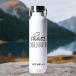 Bouteille D'eau Coordinateur du Chaos Noir Calligraphie Nom du scr<br><div class="desc">Coordinateur Chaos noir Calligraphie Script Name Insulated Water Bottle présente un design simple du texte "chaos coordinateur" dans un script amusant de calligraphie noire avec votre nom personnalisé ci-dessous. Cadeau parfait pour l'anniversaire, Noël, Fête des Mères, appréciation de l'enseignant pour cette maman occupée, enseignant, chef d'équipe sportive ou patron de...</div>