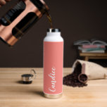 Bouteille D'eau Coral Mariage personnalisé Bridesmaid<br><div class="desc">Offrez votre femme de chambre ou femme d'honneur mariage avec cette bouteille d'eau isolée à la mode et vide qui porte son nom en blanc, stylisée sur un arrière - plan couleur corail conçu pour correspondre à votre schéma de couleurs mariages. Personnalisez la bouteille en modifiant et en remplaçant le...</div>