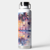 BOUTEILLE D'EAU COULEUR D'EAU COUCHÉE SUR LA PLAGE TROPICALE EN BO (Plage)