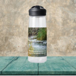 Bouteille D'eau Courir La Rivière Rumi Poetry Verse<br><div class="desc">Restez trempés partout où vous allez avec cette bouteille d'eau en plastique claire qui présente l'image d'une rivière en cours d'exécution avec un vers de poésie inspirant de Rumi, un poète persan célèbre du XIIIe siècle. Sélectionnez la taille et la couleur de votre bouteille d'eau. REMARQUE : Conception non optimisée...</div>