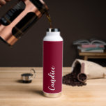 Bouteille D'eau Cranberry Red Mariage personnalisé Bridesmaid<br><div class="desc">Offrez votre femme de chambre ou femme d'honneur mariage avec cette bouteille d'eau isolée à la mode et vide qui porte son nom en blanc, stylisée sur un arrière - plan de couleur rouge canneberge conçu pour correspondre à votre schéma de couleurs mariage. Personnalisez la bouteille en modifiant et en...</div>