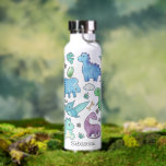 Bouteille D'eau Cute Dinosaur Motif Enfants Personnalisés<br><div class="desc">Les enfants amateurs de Dino vont adorer cette bouteille d'eau à thème Dinosaur. Offrez à votre enfant une bouteille d'eau recouverte d'un ensemble de dinos d'aquarelle colorés et mignons, avec leur nom pour une touche personnelle. Il est parfait pour l'école, le sport ou les jours de sortie, et apporte de...</div>