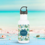 Bouteille D'eau Cute Dinosaur T Rex Triceratops Enfants<br><div class="desc">Une bouteille d'eau de dinosaure cool et personnalisée comprend un motif de Tyrannosaurus mignon (T rex), Tricératops, des feuilles de monastères tropicaux, des palmiers, des volcans, des os et "Roar !" texte sur un arrière - plan bleu clair. Parfait pour les enfants amateurs de dino, de retour à l'école, de...</div>