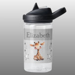 Bouteille D'eau Cute girafe ajouter nom avec étoiles enfants gris<br><div class="desc">Bouteille d'eau CamelBak Eddy® pour enfants. Personnalisez avec un nom. Cette bouteille d'eau présente une jolie girafe aux étoiles dans les couleurs gris et blanc.</div>