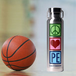 Bouteille D'eau Cute Personnalisé Gym Enseignant Peace Love P.E.<br><div class="desc">Peace Love Bouteille d'eau P.E. Un joli cadeau d'enseignant de PE personnalisé pour un entraîneur qui enseigne la gym de l'école primaire et l'éducation physique aux élèves. Un professeur de gym personnalisé cool cadeau de Noël.</div>