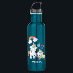 Bouteille D'eau Cute White Unicorns Magical Mama & Baby<br><div class="desc">Bouteille d'eau personnalisée avec une licorne de mama blanche avec une crinière et une queue colorées fantaisie. Un bébé licorne posé à côté d'elle, avec une sucette verte dans la bouche. Un arc-en-ciel coloré aux nuages moelleux, et quelques étoiles et coeur décorent ce design doux et adorable. Un contour rose...</div>