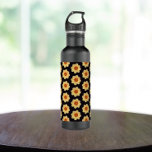 Bouteille D'eau Dahlia jaune motif floral sur noir<br><div class="desc">Évitez votre soif dans cette bouteille d'eau en acier inoxydable branchée qui présente l'image enveloppée d'une fleur de Dahlia jaune sur un arrière - plan noir et imprimée dans un motif extensible. Sélectionnez la couleur de votre bouteille. Un design floral et amusant !</div>