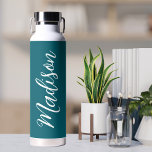 Bouteille D'eau Dark Turquoise Blanc manuscrit Script personnalisé<br><div class="desc">Une mignonne bouteille d'eau monogramme turquoise personnalisée pour une fille ou un gars qui aime les cadeaux simples et écrits à la main. Beau script cursif sur le flanc de votre bouteille qui épelle votre nom.</div>