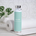 Bouteille d'eau de Bridesmaid<br><div class="desc">Cette bouteille d'eau isolée est présentée en blanc avec un échantillon de nom personnalisé de femme de ménage. Couleur accent Lumière Personnaliser Turquoise cet élément et changez le nom de l'exemple en votre nom.</div>