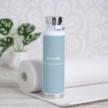 Bouteille d'eau de Bridesmaid<br><div class="desc">Cette bouteille d'eau isolée est présentée en blanc avec un échantillon de nom personnalisé de femme de ménage. Couleur accent bleu Dusty Customisez cet article et changez le nom de l'exemple en votre nom.</div>