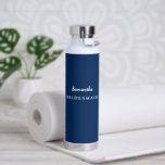 Bouteille d'eau de Bridesmaid<br><div class="desc">Cette bouteille d'eau isolée est présentée en blanc avec un échantillon de nom personnalisé de femme de ménage. Couleur accent bleu marine Customisez cet article et changez le nom de l'exemple en votre nom.</div>