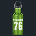 Bouteille d'eau de sport en métal vert personnalis<br><div class="desc">Bouteille d'eau de sport en acier inoxydable vert personnalisé. Bouteille d'eau en métal brillant sur mesure dans beaucoup d'autres couleurs. Idéal pour les équipes sportives et les activités de plein air. basket, baseball, football, tennis, football, football, volley, etc. Personnalisez avec votre nom, numéro de maillot, initiales ou slogan en gros...</div>