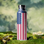 Bouteille D'eau Drapeau américain Patriotique Personnalisé Monogra<br><div class="desc">Le tout américain, Stars and Stripes, Old Glory, Star Spangled Banner, USA flag, personnalisé, personnalisé, cool, chic, élégant, beau script / typographie nom / monogramme / initiales, classe, anti-déversement, acier inoxydable, extérieur résistant à la condensation, monogrammed mat noir durable double paroi Thor Vacuum Insulated Bottle boissons chaudes pendant 12 heures...</div>