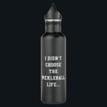Bouteille D'eau Drôle Citation de vie Pickleball noir et blanc Typ<br><div class="desc">Ce design amusant et moderne de bouteille d'eau de pickleball comporte une phrase inspirée de la célèbre citation "Je n'ai pas choisi la vie de voyou ; la vie de voyou m'a choisie." Il commence à l'avant et continue à l'arrière. Personnalisez ce design avec vos initiales des deux côtés. Il...</div>