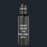 Bouteille D'eau Drôle Citation de vie Pickleball noir et blanc Typ<br><div class="desc">Ce design amusant et moderne de bouteille d'eau de pickleball comporte une phrase inspirée de la célèbre citation "Je n'ai pas choisi la vie de voyou ; la vie de voyou m'a choisie." Il commence à l'avant et continue à l'arrière. Personnalisez ce design avec vos initiales des deux côtés. Il...</div>