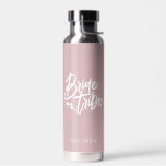 Bouteille D'eau Dusty Rose Calligraphie Mariée Tribe Bachelorette<br><div class="desc">Cette simple bouteille d'eau rose poussiéreuse et élégante,  avec nom personnalisé,  peut faire un cadeau parfait pour la bachelorette! Personnalisez-le facilement avec votre nom. Vous pouvez également changer de couleur arrière - plan,  il vous suffit de cliquer sur "Modifier à l'aide de l'outil de conception".</div>