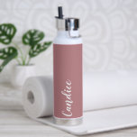 Bouteille D'eau Dusty Rose Mariage personnalisé Bridesmaid<br><div class="desc">Offrez votre femme de chambre ou femme d'honneur mariage avec cette bouteille d'eau isolée à la mode et vide qui porte son nom en blanc, stylisée sur un arrière - plan couleur rose poussiéreux conçu pour correspondre à votre schéma de couleurs mariage. Personnalisez la bouteille en modifiant et en remplaçant...</div>