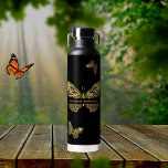 Bouteille D'eau Écriture de nom d'or noir des papillons<br><div class="desc">Faux papillons d'or sur un arrière - plan noir. Personnalisez et ajoutez votre nom.</div>