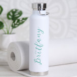 Bouteille D'eau Écriture minimaliste moderne personnalisée<br><div class="desc">Offrez à un ami cette bouteille d'eau personnalisée minimaliste moderne pratique ! Parfait à emporter ! Différentes options de couleurs disponibles.</div>