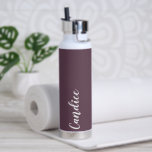 Bouteille D'eau Eggplant Mariage personnalisé Bridesmaid<br><div class="desc">Offrez à votre femme de chambre ou femme d'honneur mariage cette bouteille d'eau isolée à la mode et sous vide qui porte son nom en blanc stylisé sur un arrière - plan couleur aubergine conçu pour correspondre à votre schéma de couleurs mariages. Personnalisez la bouteille en modifiant et en remplaçant...</div>