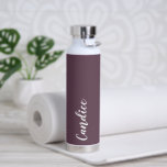 Bouteille D'eau Eggplant Mariage personnalisé Bridesmaid<br><div class="desc">Offrez à votre femme de chambre ou femme d'honneur mariage cette bouteille d'eau isolée à la mode et sous vide qui porte son nom en blanc stylisé sur un arrière - plan couleur aubergine conçu pour correspondre à votre schéma de couleurs mariages. Personnalisez la bouteille en modifiant et en remplaçant...</div>