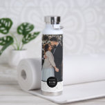 Bouteille D'eau Elégant cadre rond Monogramme photo<br><div class="desc">Monogramme moderne et design photo personnalisé.</div>