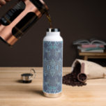 Bouteille D'eau Élégant Motif baroque moderne dans les tons bleus<br><div class="desc">Motif baroque moderne et élégant avec un design luxueux et complexe de riches formes ornementales dans une palette de couleurs chic de jolies couleurs bleues. Un cadeau de luxe pour des occasions spéciales. Conçu exclusivement pour vous par Happy Dolphin Studio !</div>