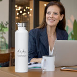 Bouteille D'eau Élégant Noir et Blanc Simple Monogramme Nom<br><div class="desc">Ce design simple,  élégant,  élégant,  noir et blanc présente votre nom personnalisé,  monogramme et titre d'entreprise dans une topographie tendance et élégante. Cet article peut être et un excellent cadeau pour vous,  votre famille et vos amis.</div>