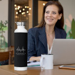 Bouteille D'eau Élégant Noir et Blanc Simple Monogramme Nom<br><div class="desc">Ce design simple,  élégant,  élégant,  noir et blanc présente votre nom personnalisé,  monogramme et titre d'entreprise dans une topographie tendance et élégante. Cet article peut être et un excellent cadeau pour vous,  votre famille et vos amis.</div>