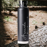Bouteille D'eau Élégant script personnalisé Heart Bridesmaid Wat<br><div class="desc">Élégant Script Personnalisé Coeur Bridesmaid Bouteille d'eau. Des faveurs nuptiales parfaites pour vos demoiselles d'honneur. Le design a un arrière - plan noir avec le nom écrit dans une jolie police de script en blanc. Customisez-les en changeant le nom. Pour toute personnalisation supplémentaire comme changement de couleur etc, n'hésitez pas...</div>