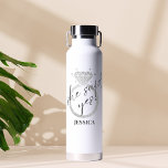 Bouteille D'eau Élégante Bague D'Argent Elle A Dit Oui Fiançailles<br><div class="desc">Cette conception personnalisée de Bridesmaid comprend une typographie manuscrite "elle a dit oui !". Vous pouvez facilement personnaliser le nom et le titre ou ajouter votre message personnalisé ! L'accessoire parfait pour une proposition de femme de chambre ou de bachelorette!</div>
