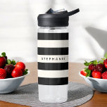 Bouteille D'eau Élégante bande noire et blanche avec n'importe que<br><div class="desc">Un style classique si chic et élégant,  ce design simple a une bande horizontale motif en noir et blanc cassé coquille d'oeuf. Un modèle texte est inclus pour personnaliser avec votre nom ou tout autre texte souhaité au centre du design. Regarde ! Ça fait une idée de cadeau.</div>