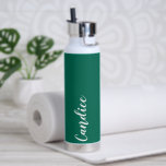 Bouteille D'eau Emerald Green Mariage personnalisé Bridesmaid<br><div class="desc">Offrez votre femme de chambre ou femme d'honneur mariage avec cette bouteille d'eau isolée à la mode et vide qui porte son nom en blanc, stylisée sur un arrière - plan couleur vert émeraude conçu pour correspondre à votre schéma de couleurs mariages. Personnalisez la bouteille en modifiant et en remplaçant...</div>