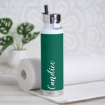 Bouteille D'eau Emerald Green Mariage personnalisé Bridesmaid<br><div class="desc">Offrez votre femme de chambre ou femme d'honneur mariage avec cette bouteille d'eau isolée à la mode et vide qui porte son nom en blanc, stylisée sur un arrière - plan couleur vert émeraude conçu pour correspondre à votre schéma de couleurs mariages. Personnalisez la bouteille en modifiant et en remplaçant...</div>