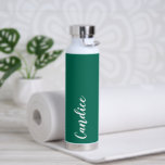Bouteille D'eau Emerald Green Mariage personnalisé Bridesmaid<br><div class="desc">Offrez votre femme de chambre ou femme d'honneur mariage avec cette bouteille d'eau isolée à la mode et vide qui porte son nom en blanc, stylisée sur un arrière - plan couleur vert émeraude conçu pour correspondre à votre schéma de couleurs mariages. Personnalisez la bouteille en modifiant et en remplaçant...</div>
