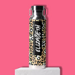 Bouteille D'eau Empreinte de léopard<br><div class="desc">Un empreinte de léopard amusant couvre cette bouteille d'eau personnalisée avec votre nom imprimé verticalement en lettres chic sur les deux côtés en noir.</div>