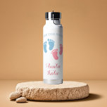 Bouteille D'eau Empreinte personnalisée pour bébé jumeaux<br><div class="desc">Un doux saké pour la tante des jumeaux ! Cette bouteille d'eau personnalisée est munie d'empreintes de bébé rose pastel et bleu et d'un message "À bientôt", ce qui en fait un cadeau sincère pour les baby showers, les révélations de genre ou les annonces. Customisez avec n'importe quel nom ou...</div>